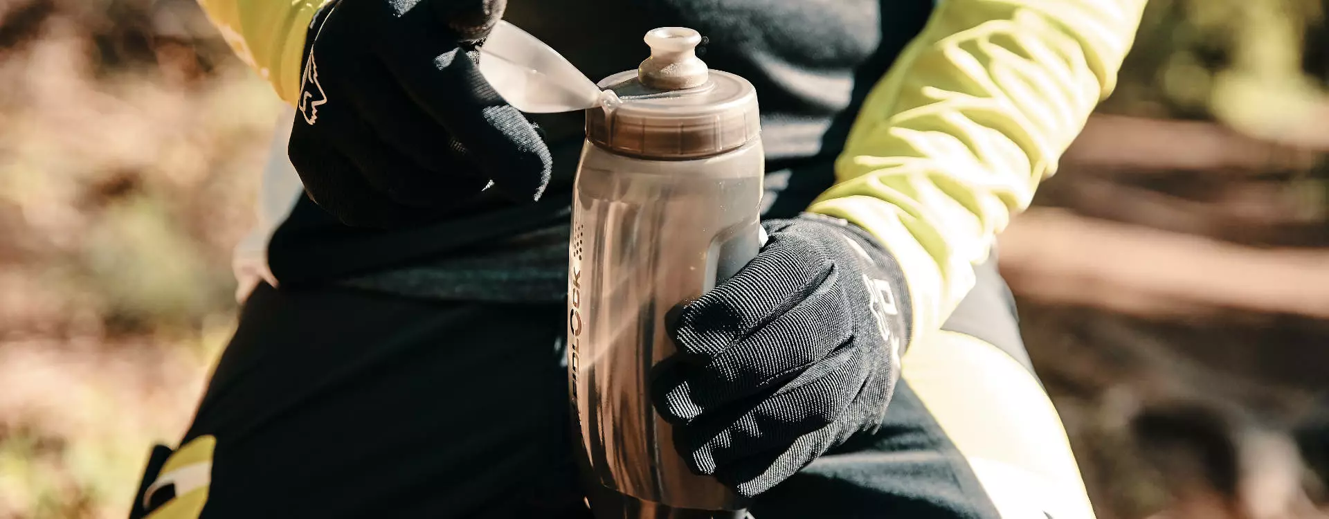 Fidlock Twist Bottle 590 Trinkflasche Transparent Schwarz + Bike Base – Bild 4