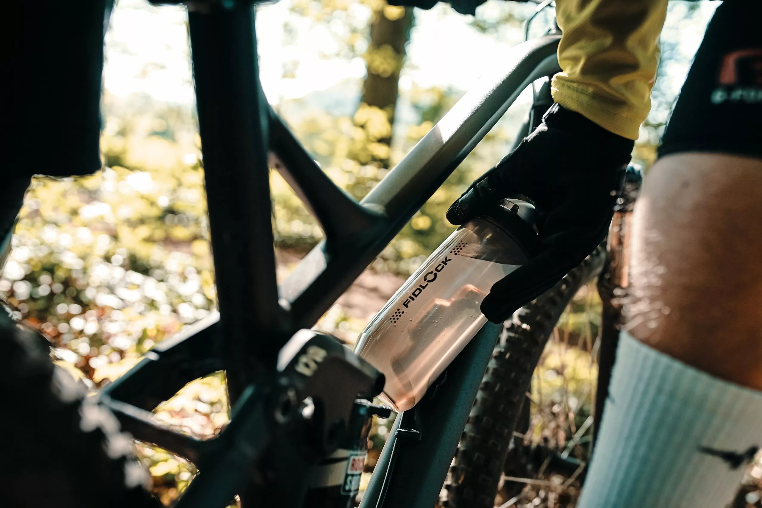 Fidlock Twist Bottle 590 Trinkflasche Transparent Schwarz + Bike Base – Bild 5